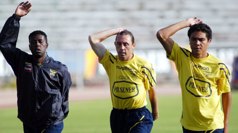 Edison Méndez, Alex Aguinaga y Edwin Tenorio hacen ejercicios de calentamiento en el estadio Olímpico Atahualpa, en Quito, el 1 de septiembre de 2003.