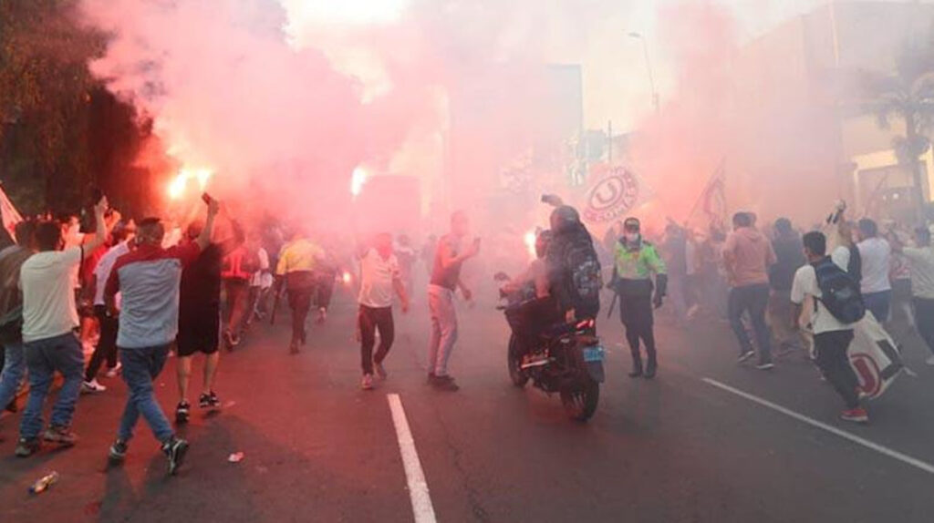 Suspenden el regreso del fútbol en Perú por  aglomeración de hinchas
