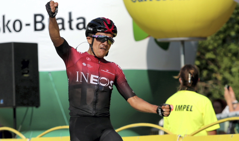 Richard Carapaz celebrando su victoria en la tercera etapa del Tour de Polonia.