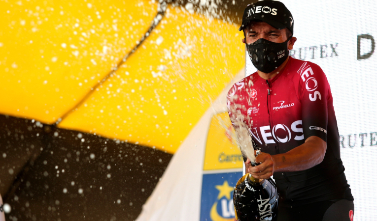Richard Carapaz destapando el champán, después de ganar la tercera etapa del Tour de Polonia.