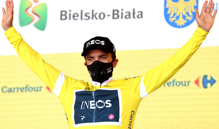 Richard Carapaz luciendo la camiseta amarilla de líder, después de ganar la tercera etapa del Tour de Polonia.