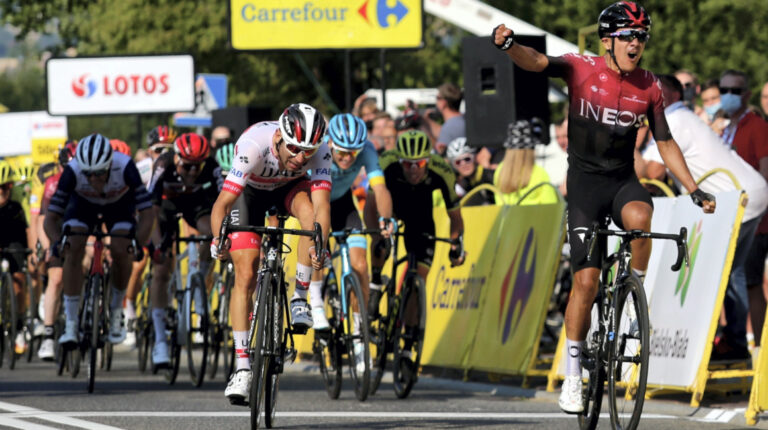 Richard Carapaz celebra su triunfo en la tercera etapa del Tour de Polonia, el 7 de agosto de 2020.