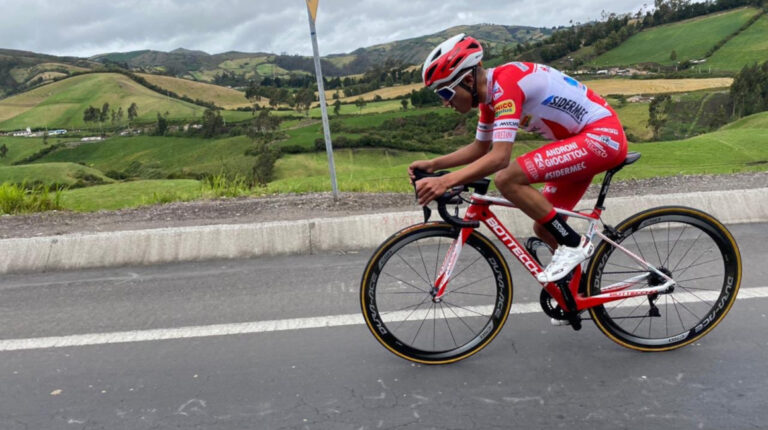 Alexander Cepeda compite en el Tour de Savoie, en el Mont Blanc en Francia.