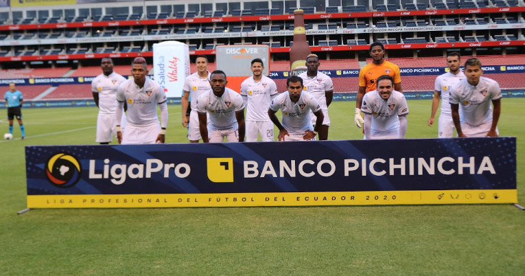 Los jugadores de Liga de Quito respetando la distancia social en la foto oficial antes del encuentro.