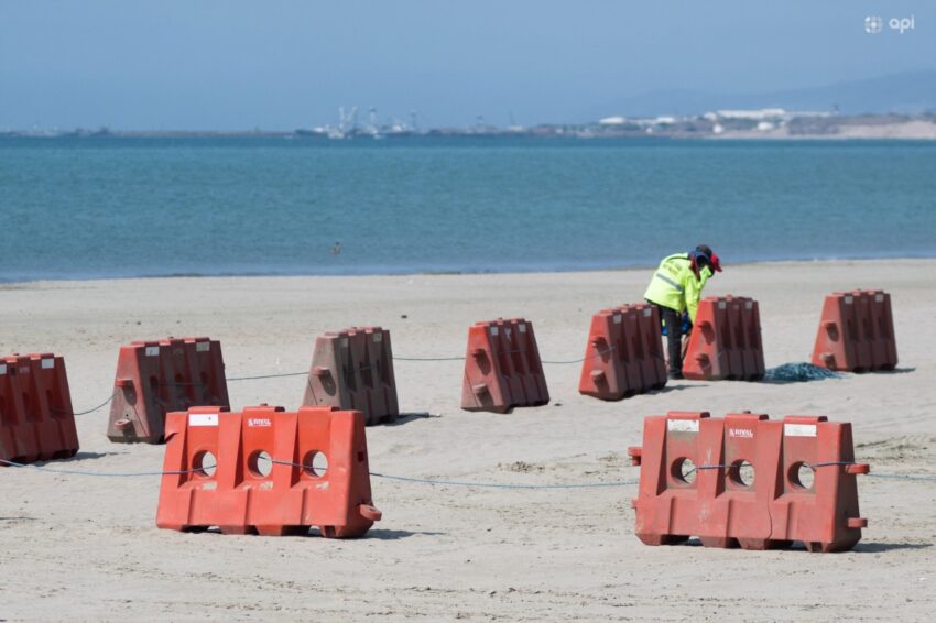 Trabajadores colocan obstáculos en la playa de Manta este 5 de agosto de 2020.