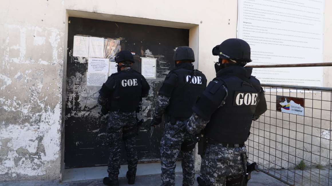 Efectivos del Grupo de Operaciones Especiales (GOE) de la Policía ingresan al CDP de Quito este 5 de agosto de 2020.