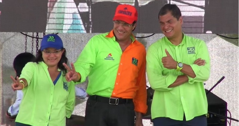 El exprefecto Jimmy Jairala junto a Rafael Correa en una campaña electoral de 2014. 