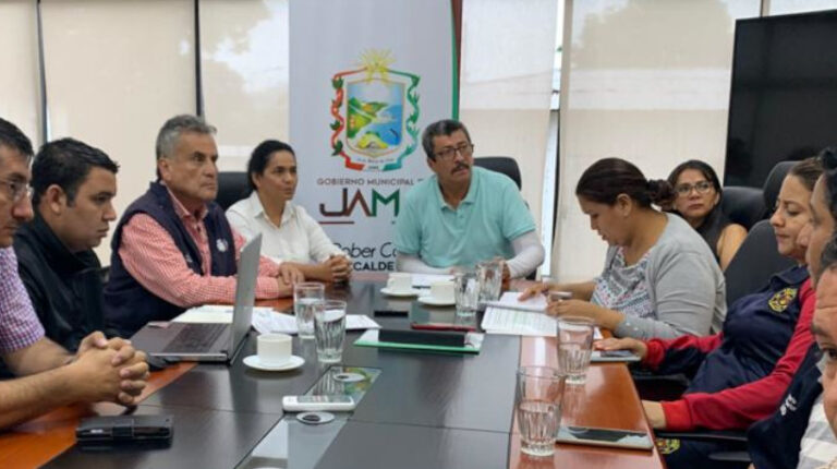 Robert Castro (celeste), alcalde de Jama, preside una reunión del Comité de Reconstrucción, en febrero de 2020.