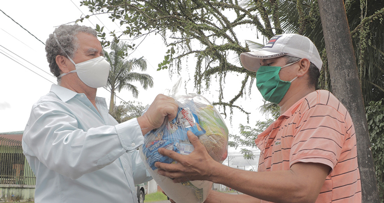 Ricardo Ramírez, alcalde de Orellana, entregó 310 kits de alimentos. Foto del 2 de agosto de 2020. 