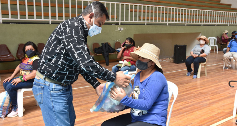 Armando Figueroa, alcalde de Catamayo, entrega alimentos. Foto tomada el 20 de junio de 2020. 