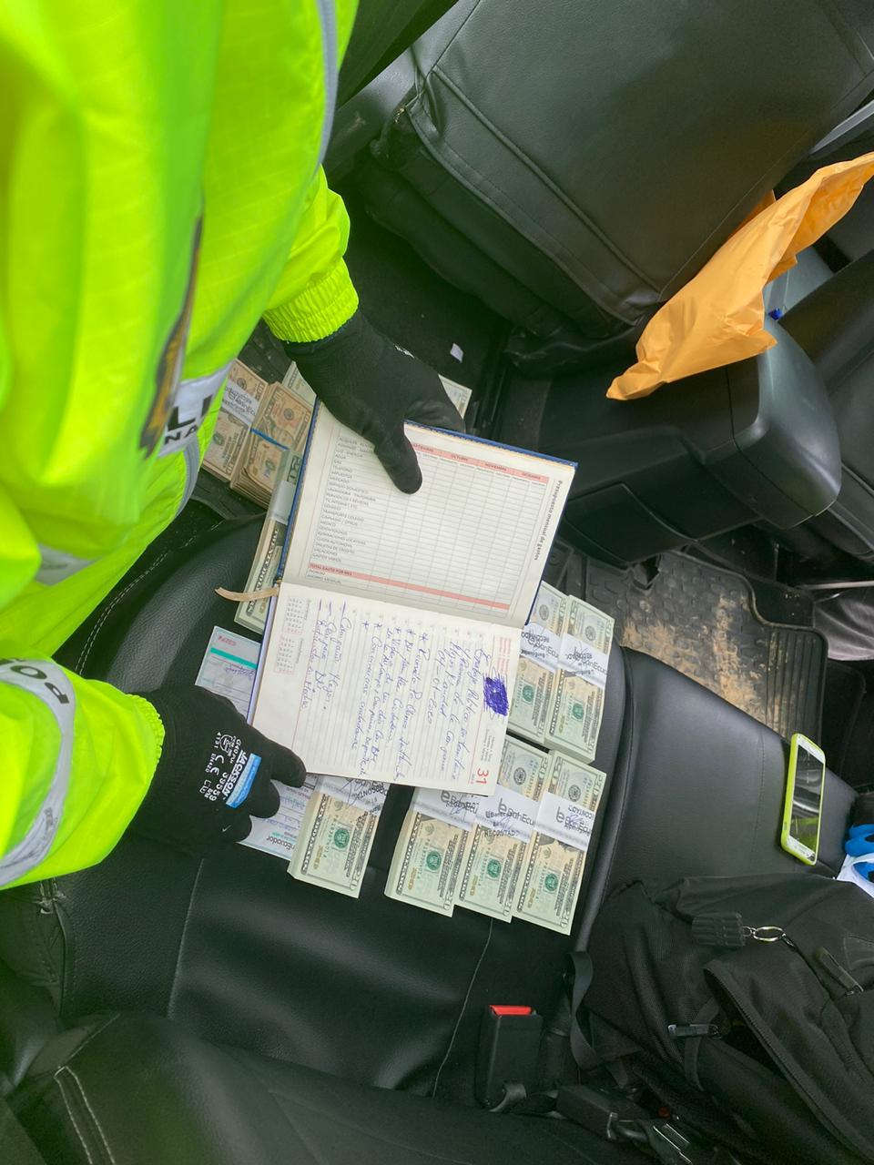 Imagen de parte del dinero encontrado en los allanamientos del 14 de mayod e 2020, en Manabí
