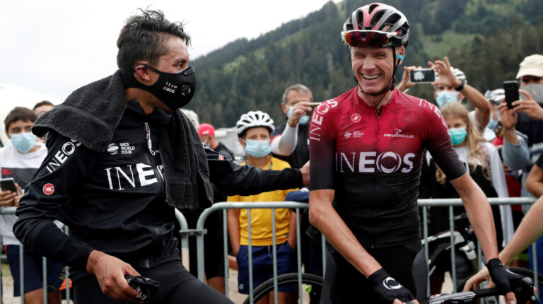 El colombiano Egan Bernal y el británico Chris Froome del Team Ineos celebran después de la tercera etapa de la Ruta de Occitania, de 163,5 kms entre Saint-Gaudens y Col-de-Breyere, Francia, el 3 de agosto de 2020.