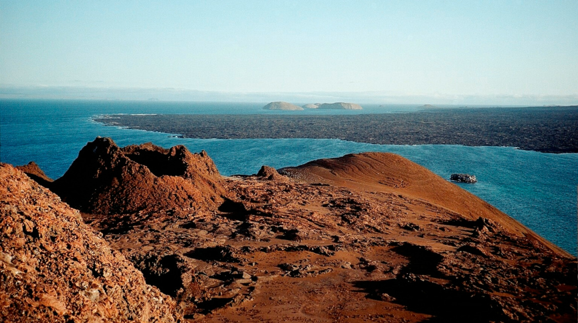 Fotografía sin fecha cedida por el Parque Nacional Galápagos que muestra el cono volcánico, ubicado en la isla Bartolomé.