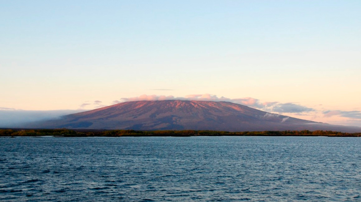 Fotografía sin fecha cedida por el Parque Nacional Galápagos que muestra el coloso Cerro Azul, situado en la isla Isabela.