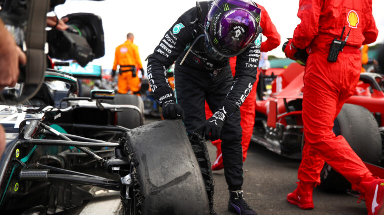 Lewis Hamilton revisa la llanta pinchada de su Mercedes, en el Gran Premio de Gran Bretaña, el domingo 2 de agosto de 2020.