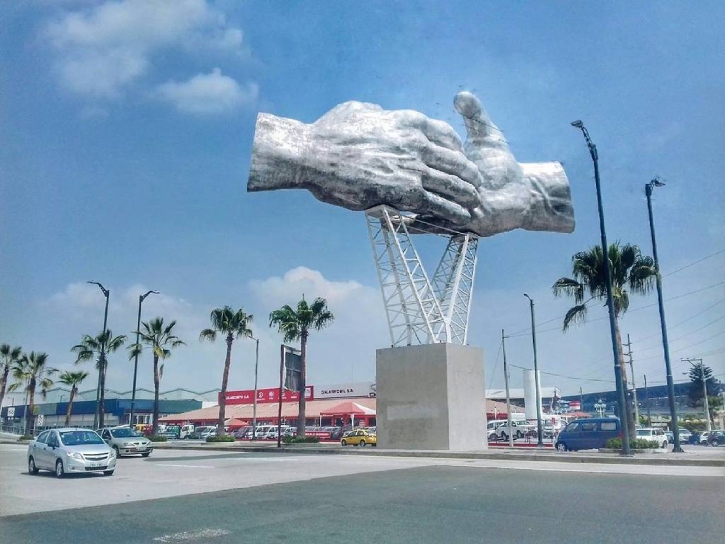 Imagen de diciembre de 2017, de la escultura de las manos, al norte de Guayaquil.