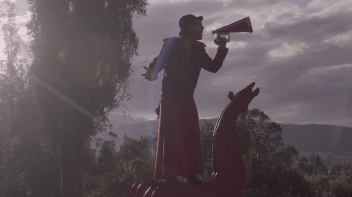 Fotograma del video musical para "Los saberes", la última producción de Hombre Pez Game