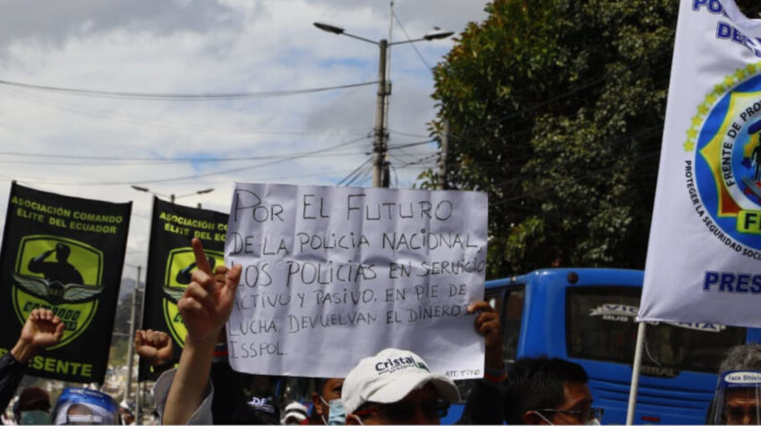 Los miembros de la Policía marcharon, el 30 de septiembre, con letreros.