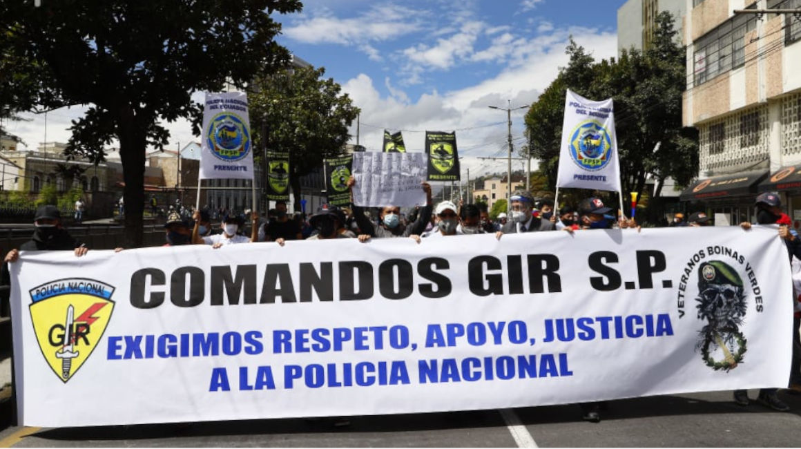 Miembros del GIR en la marcha el 30 de septiembre, en Quito. 