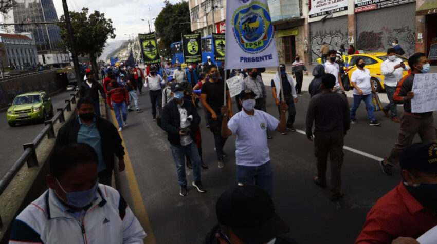 Miembros de la Policía marcharon en el centro de Quito, el 30 de septiembre de 2020. 