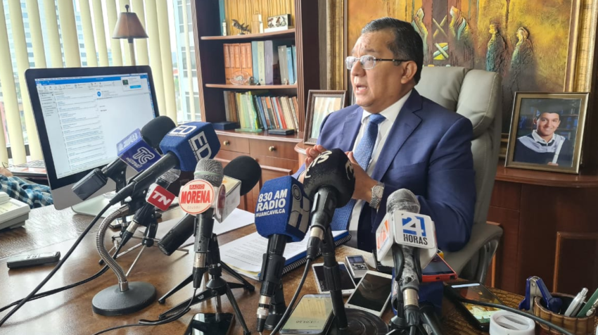 Joffre Campaña, abogado de las concesionarias de las vías de Guayas, durante su rueda de prensa este 28 de septiembre de 2020.