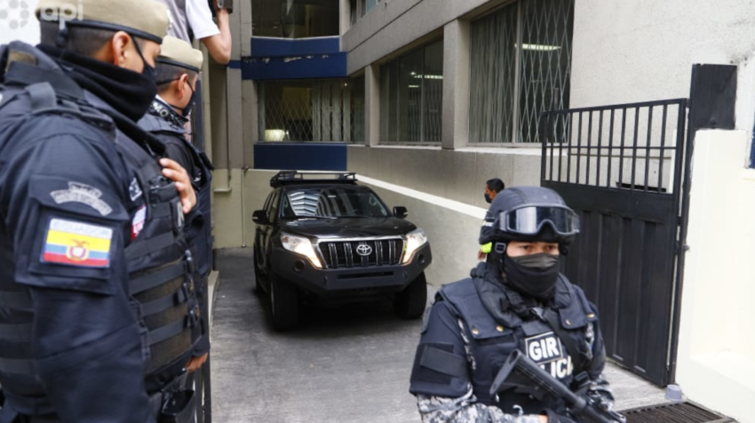 Instantes en que el carro que lleva a Jacobo Bucaram lo traslada a la audiencia de vinculación este 26 de septiembre de 2020.
