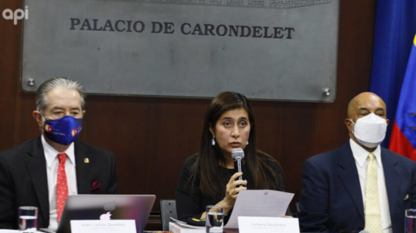 El ministro de Salud, Juan Carlos Zevallos (izq.); la secretaria jurídica de la Presidencia, Johana Pesántez; y el viceministro de Salud, Xavier Solórzano, en una rueda de prensa en la que anunciaron el Código de la Salud, el 25 de septiembre de 2020.