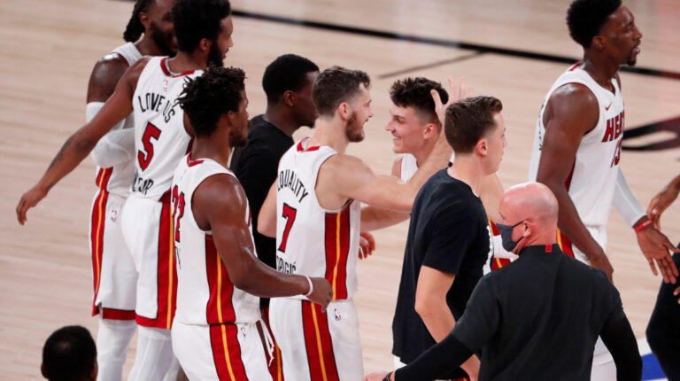Los jugadores de Miami Heat celebran el tercer triunfo en la serie ante Boston, el miércoles 23 de septiembre de 2020.