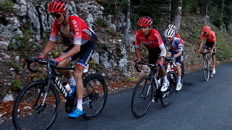 El ciclista colombiano Nairo Quintana (C) del equipo Arkéa-Samsic y su compañero de equipo, el francés Warren Barguil (L) en acción durante la Etapa 15 del del Tour de Francia, el 13 de septiembre de 2020.