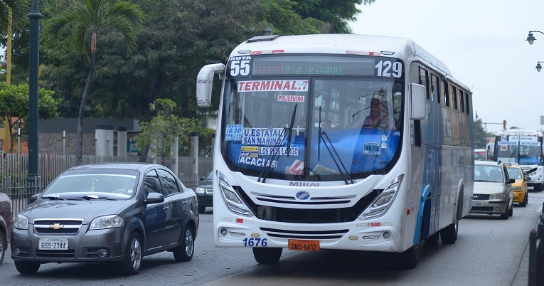 Buses y autos particulares circulan por la avenida Malecón, centro de Guayaquil.