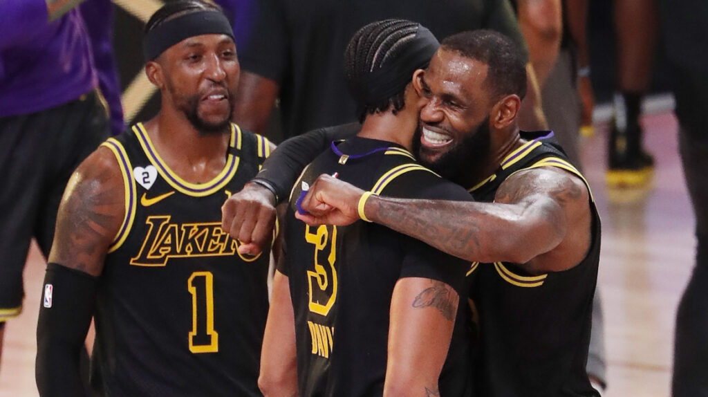 Un triple de Davis en el último segundo otorga la segunda victoria a los Lakers
