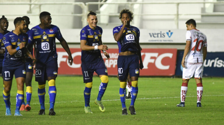 Los jugadores del Delfín celebran uno de los goles ante Técnico Universitario, el domingo 20 de septiembre de 2020.