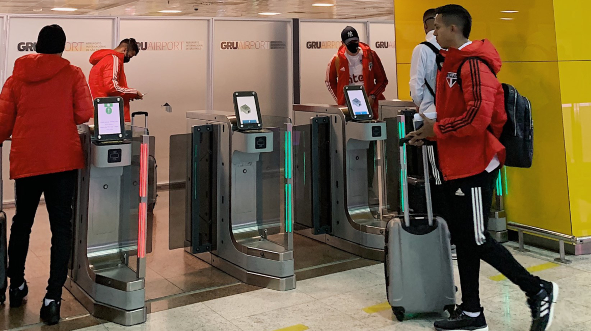 Los jugadores de Sao Paulo en el Aeroporto Internacional de Guarulhos, para tomar el vuelo hacia Quito, el domingo 20 de septiembre de 2020.