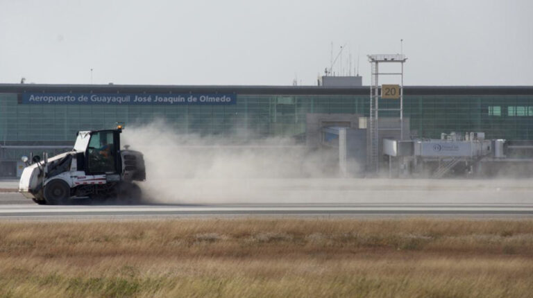 Las operaciones en el aeropuerto José Joaquina de Olmedo de Guayaquil fueron suspendidas por la caída de ceniza del volcán Sangay, el 20 de septiembre de 2020.