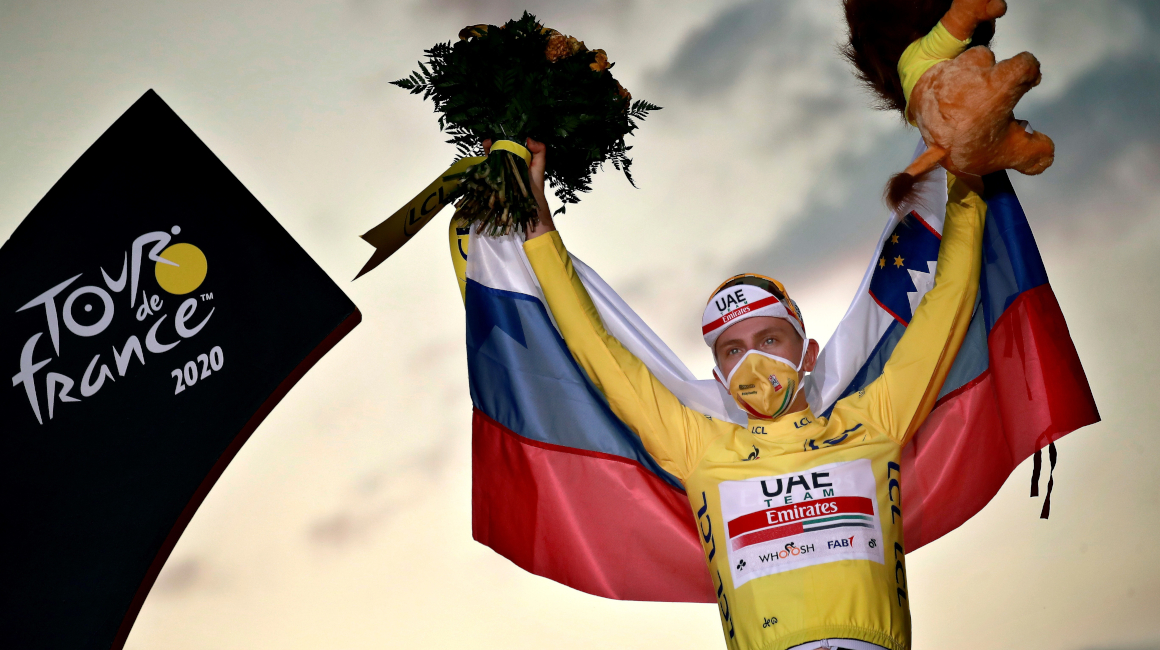El esloveno Tadej Pogacar celebra como campeón del Tour de Francia 2020.