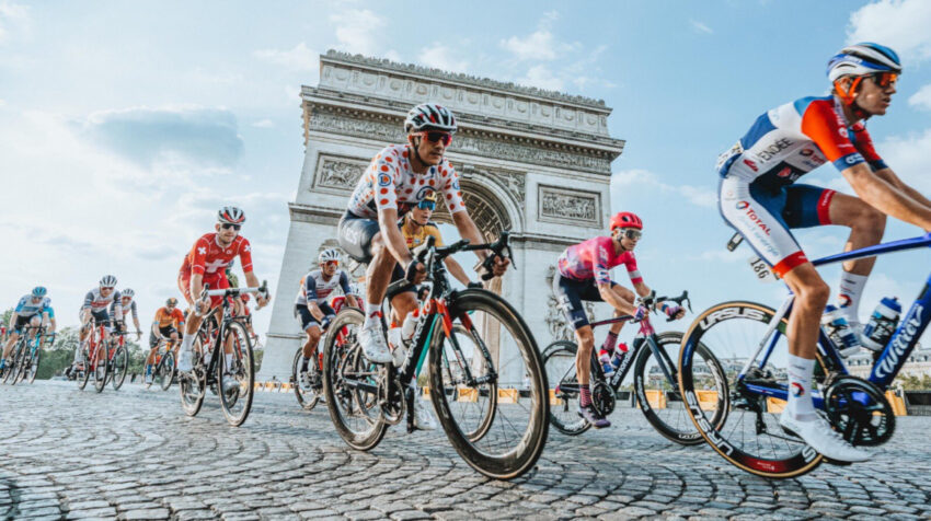 Richard Carapaz dando la vuelta por el Arco del triunfo, en París, en la última etapa del Tour de Francia, el domingo 20 de septiembre de 2020.