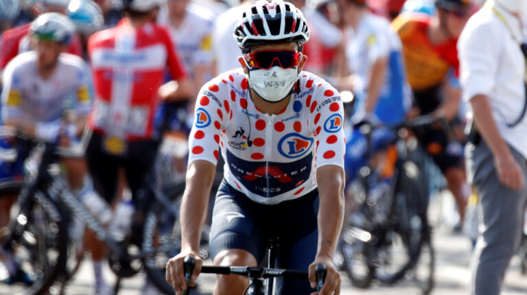 Richard Carapaz con el mensaje de No al racismo y luciendo la camiseta de las pepas, en la última etapa del Tour de Francia, el domingo 20 de septiembre de 2020.