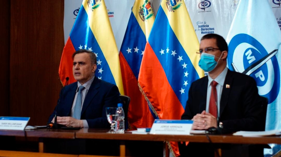 Fiscal general de Venezuela, Tarek William Saab y al canciller, Jorge Arreaza, durante la presentación de un comunicado en Caracas-Venezuela.