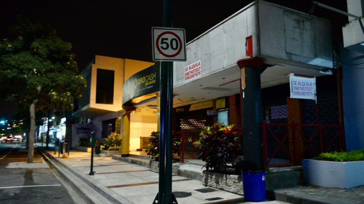 La calle Víctor Emilio Estrada de Urdesa, al norte de Guayaquil, lució vacía el pasado 17 de septiembre de 2020.