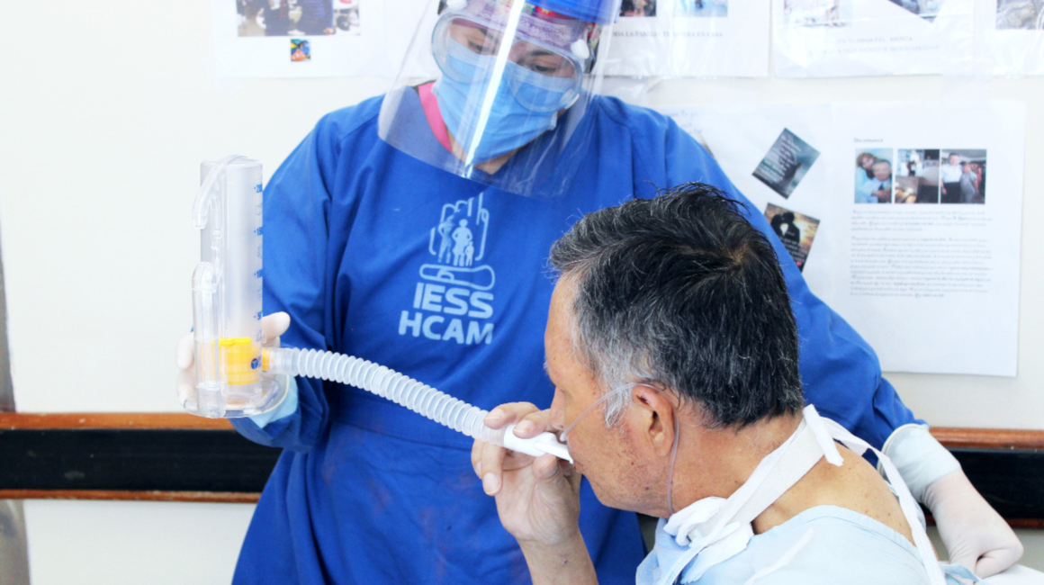 Un paciente hace ejercicios respiratorios en el Hospital Carlos Andrade Marín, el 16 de septiembre de 2020