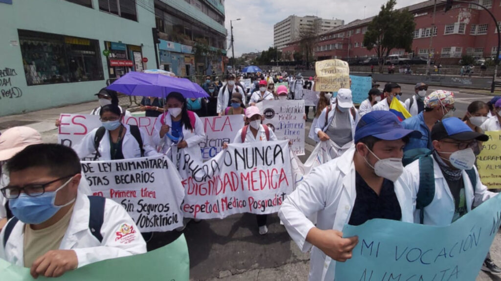 Médicos posgradistas marchan para exigir el pago de sus sueldos