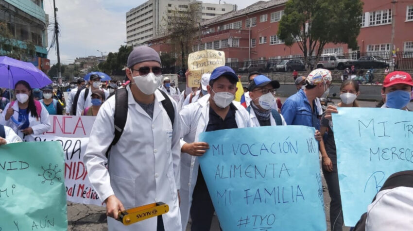 Médicos posgradistas marchan en las calles de Quito, el 18 de septiembre de 2020.