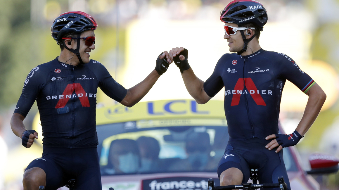 Richard Carapaz y Michał Kwiatkowski llegan juntos a la meta en la Etapa 18 del Tour de Francia, el jueves 17 de septiembre de 2020.
