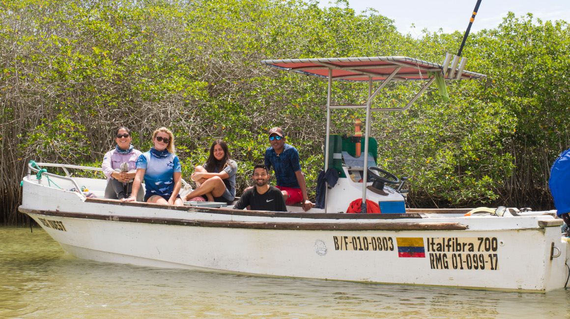 Equipo de campo se prepara para tomas muestras en la reserva marina de Galápagos.