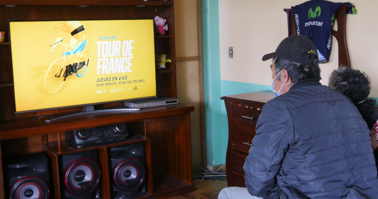 Los padres de Richard Carapaz viendo el Tour de Francia en su casa, el jueves 17 de septiembre.