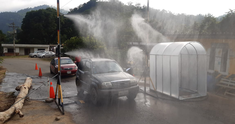 Los vehículos también son desinfectados al ingreso del cantón Chilla, en El Oro. Allí se mantiene el semáforo en rojo. Imagen del 17 de septiembre de 2020. 