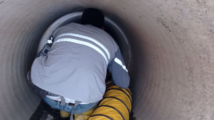 Obreros en los ductos subterráneos que construye el plan Priza en Portoviejo, el 17 de septiembre de 2020.