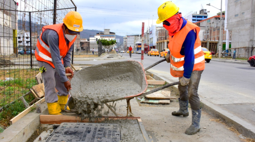 Obreros trabajan en el plan Priza en el centro de Portoviejo, el 17 de septiembre de 2020.