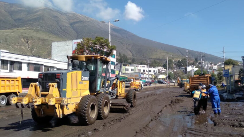 Maquinaria pesada realiza tareas de limpieza en Pomasqui, el 17 de septiembre de 2020
