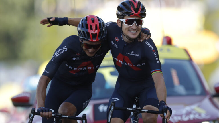 Richard Carapaz y Michał Kwiatkowski cruzan la meta juntos en la Etapa 18 del Tour de Francia, el jueves 17 de septiembre de 2020.